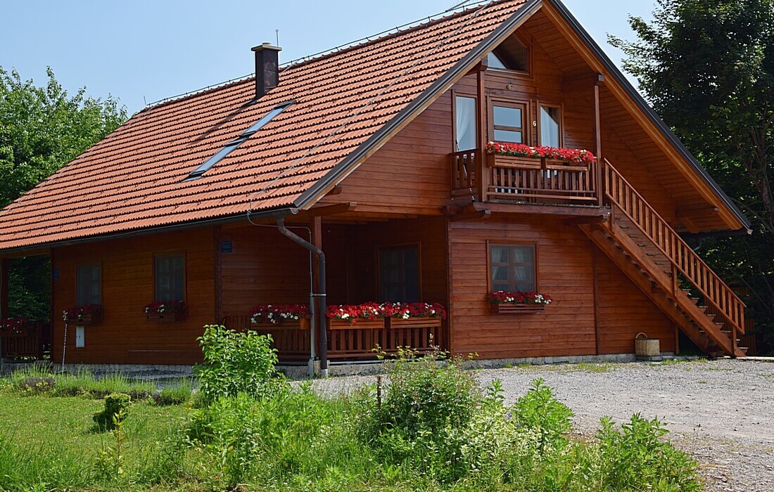 Wooden cottage with three apartments, estate Ranch Jelov Klanac